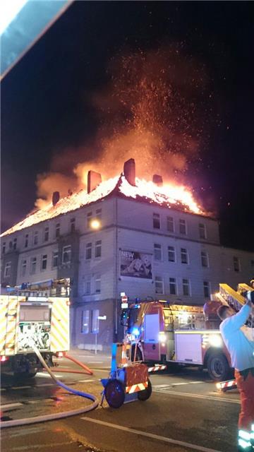Dieses Haus hat Freitagnacht Feuer gefangen. Schon vor einem Jahr gab es in dem Gebäude ein Unglück. Damals starb ein 15-Jähriger.