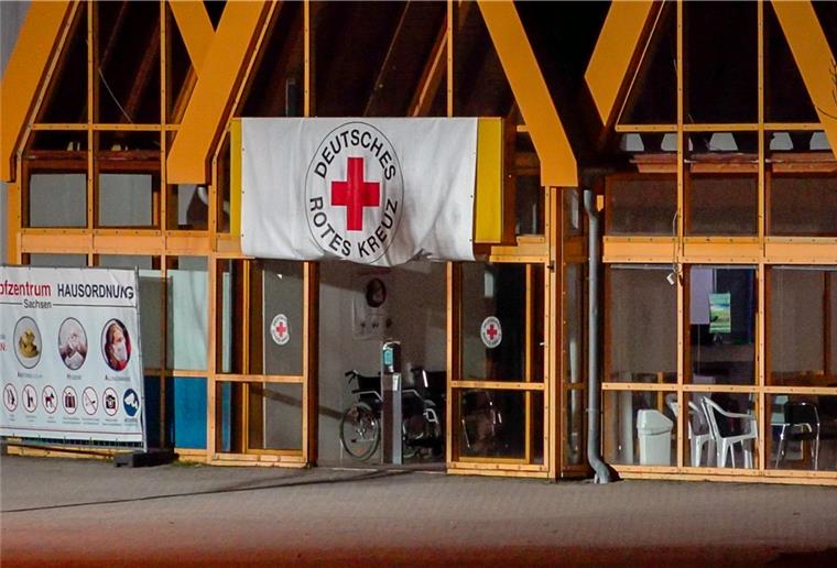 Eine Rot-Kreuz-Fahne hängt über dem Eingang zum Impfzentrum in Eich. 