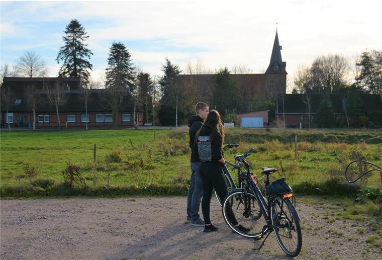 Günstiger Quadratmeterpreis im Baugebiet in Schwei Dieses junge Paar interessiert sich für ein Baugrundstück nördlich der Grenzstraße im Schatten der Schweier St.-Secundus-Kirche.