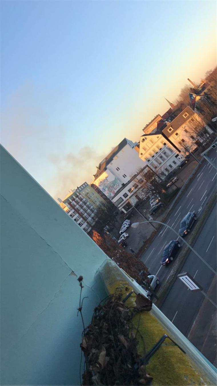 Feuer in Lehe: Wohnung und Dachstuhl stehen in Flammen Dieses Leserfoto zeigt die gut sichtbare Rauchwolke über Lehe am Montagnachmittag.