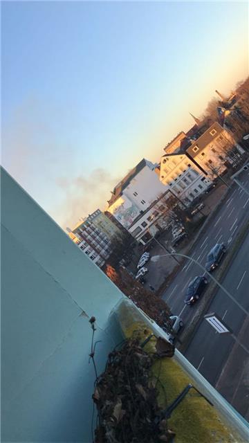 Dieses Leserfoto zeigt die gut sichtbare Rauchwolke über Lehe am Montagnachmittag.