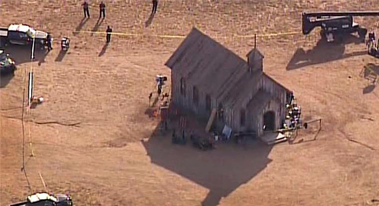 Tragischer Unfall: Schauspieler Alec Baldwin erschießt Kamerafrau Dieses Luftbild, das von KOAT 7 News zur Verfügung gestellt wurde, zeigt Beamte des Sheriffs von Santa Fe County, die zum Schauplatz einer tödlichen Schießerei auf einer Filmkulisse der Bonanza Creek Ranch in der Nähe von Santa Fe kommen.