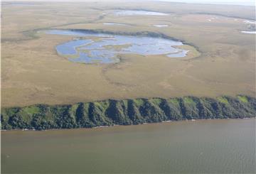 Dieses Luftbild zeigt die Küste der seenreichen Permafrostlandschaft der Baldwin Halbinsel.