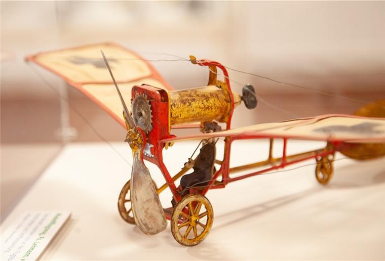 Dieses Modellflugzeug mit Stoffbespannung wurde nach Auskunft seines Sammlers vor 1914 gefertigt und ist damit eines der ältesten Spielzeuge der Sonderausstellung.