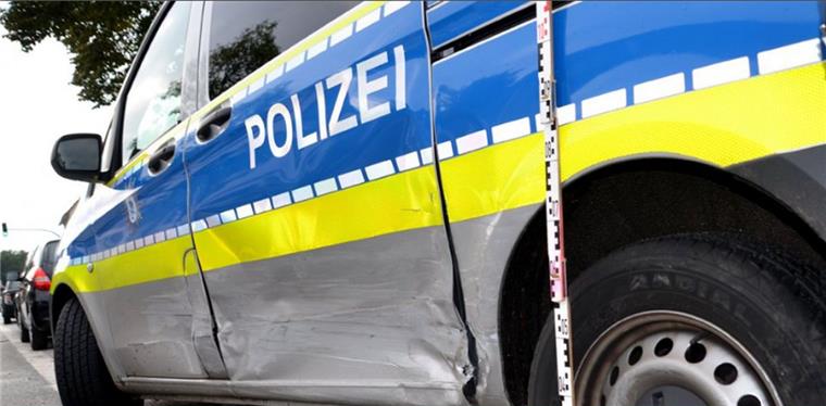 Schiffdorferdamm: Auto rammt Streifenwagen Dieses Polizeiauto ist ein Fall für die Werkstatt.