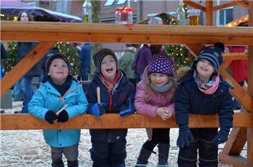 Dieses Quartett freut sich auf Weihnachten. Die Wartezeit verkürzte es sich auf dem Weihnachtsmarkt in Zeven.