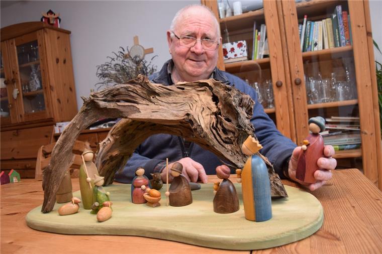 Dieser Nordenhamer drechselt seit 25 Jahren Holzkrippen Dieses schöne Krippen-Exemplar steht bei Jürgen Tiemann im Wohnzimmer. Die Krippe selbst besteht aus einem Stück Treibholz.