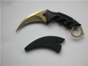 Dieses sogenannte Karambit-Messer wollte ein Jugendlicher in Bremen mit ins Flugzeug nehmen.