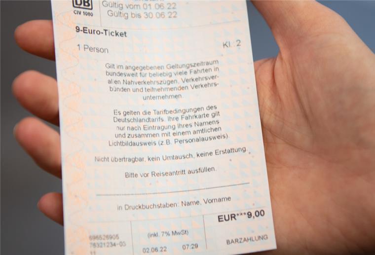 Neun-Euro-Tickets nicht laminieren Dieses Stück Papier sollte nicht laminiert werden.