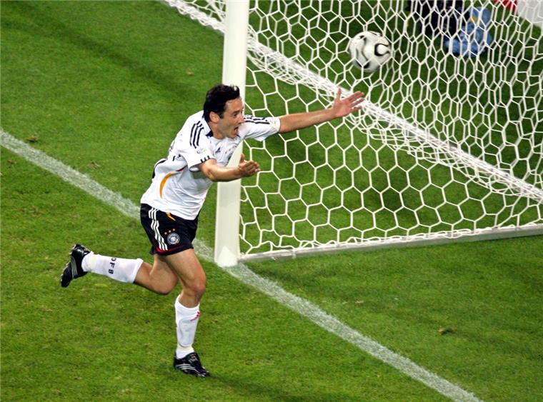 Das waren die denkwürdigsten DFB-Duelle gegen Polen Dieses Tor von Oliver Neuville ging in die Geschichte ein. Die Partie bei der WM 2006 im eigenen Land war nicht das einzige denkwürdige Spiel gegen Polen.