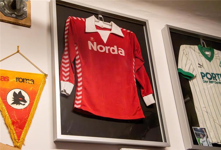 Nach diesem seltenen Werder-Trikot suchte Kult-Moderator Arnd Zeigler sein ganzes Leben Ein rotes Fußballtrikot mit Norda-Aufschrift