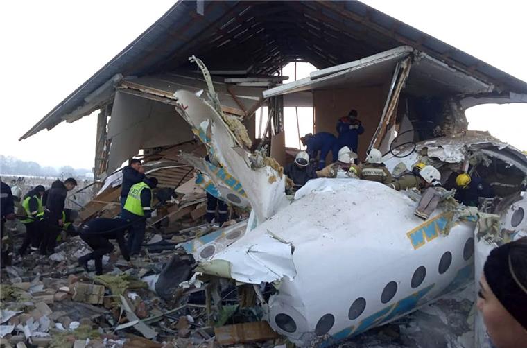 Mindestens 15 Tote: Passagierjet in Kasachstan abgestürzt Dieses vom kasachischen Ministerium für Notfälle zur Verfügung gestellte Foto zeigt Polizisten und Rettungskräfte am Ort eines Flugzeugabsturzes.