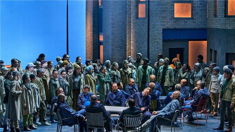 Dieses von den Bayreuther Festspielen zur Verfügung gestellte Foto zeigt Michael Volle (Der Holländer, vorn rechts sitzend) und den Chor der Festspiele.
