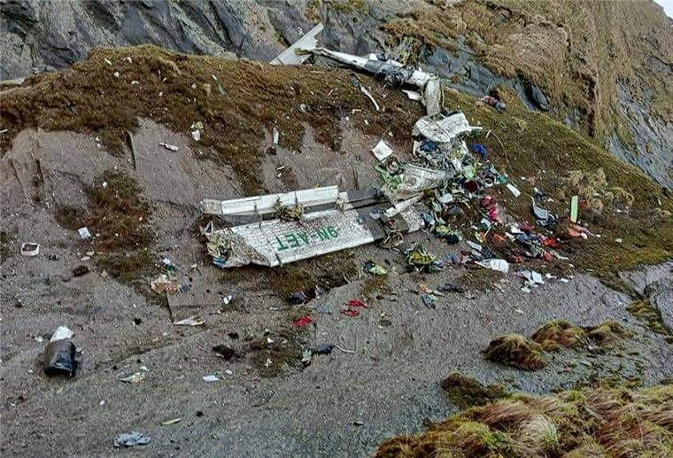 Zwei Deutsche an Bord von im Himalaya abgestürzten Flugzeug Dieses von Fishtail Air veröffentlichte Handout-Foto zeigt das Wrack eines Flugzeugs in einer Schlucht in Sanosware im Bezirk Mustang nahe der Bergstadt Jomsom, westlich von Kathmandu.