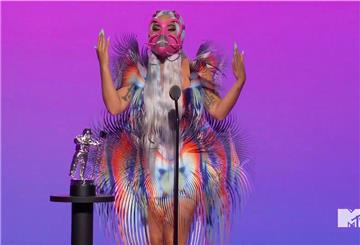 Dieses von MTV zur Verfügung gestellte Videostandbild zeigt Lady Gaga, die während der MTV Video Music Awards den Preis für die beste gemeinsame Arbeit für „Rain on Me“ annimmt.