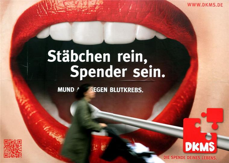 Gemeinsam gegen Blutkrebs: Sparkassenmitarbeiter helfen mit Wattestäbchen Dieses Werbeplakat macht deutlich, wie einfach die Registrierung ist: Mittels einer Speichelprobe werden die Gewebemerkmale des potentiellen Spenders ermittelt und in der Spenderdatei gespeichert.