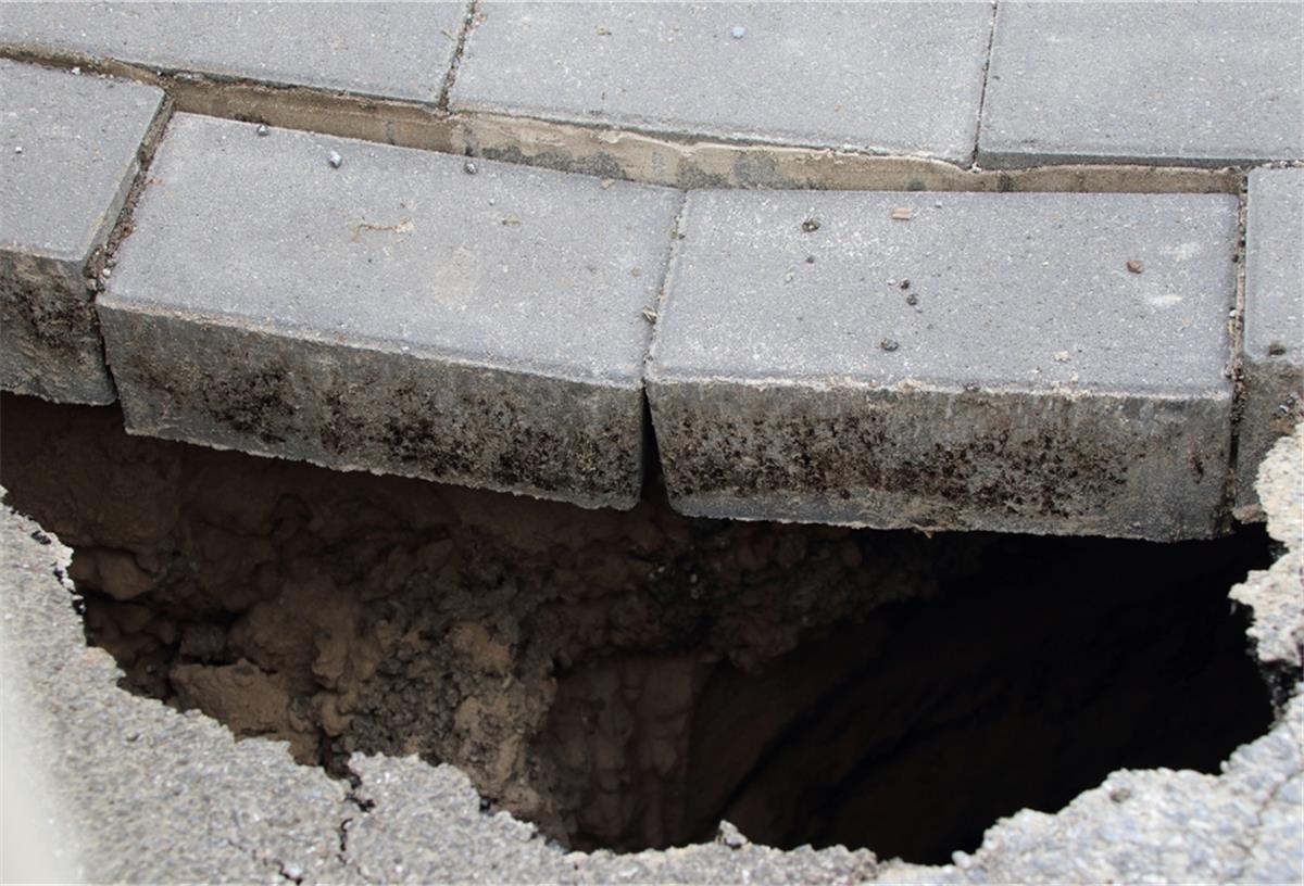 Straßen, in denen man verschwinden kann Dieses zwei Meter tiefe Loch klafft in der Fitz-Reuter-Straße in Friedrich-August-Hütte. Das Problem ist bereits zum zweiten Mal innerhalb von zwei Wochen aufgetreten.