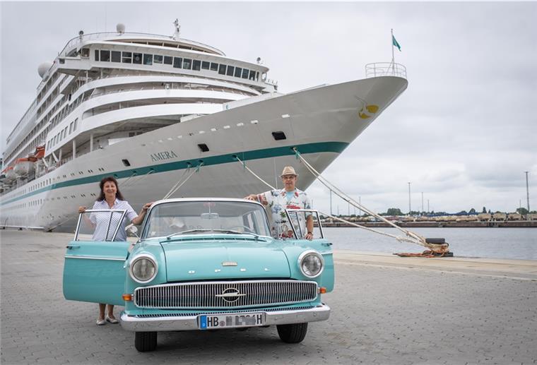 Carsten und Bärbel Haake präsentieren ihren Opel Kapitän aus dem Jahre 1962