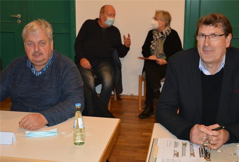 Dieter Hüllstede (links) und Heiko Plump von der Raiffeisen-Warengenossenschaft Butjadingen-Seefeld stellten ihre Neubaupläne jetzt der Politik vor.