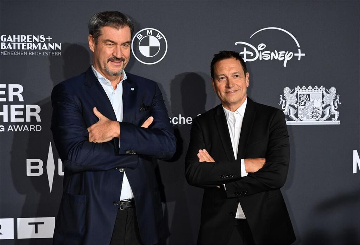 Bayerischer Fernsehpreis von Klum über Nuhr bis Böhmermann Dieter Nuhr ist Ehrenpreisträger des Bayerischen Fernsehpreises Blauer Panther - TV & Streaming Award.