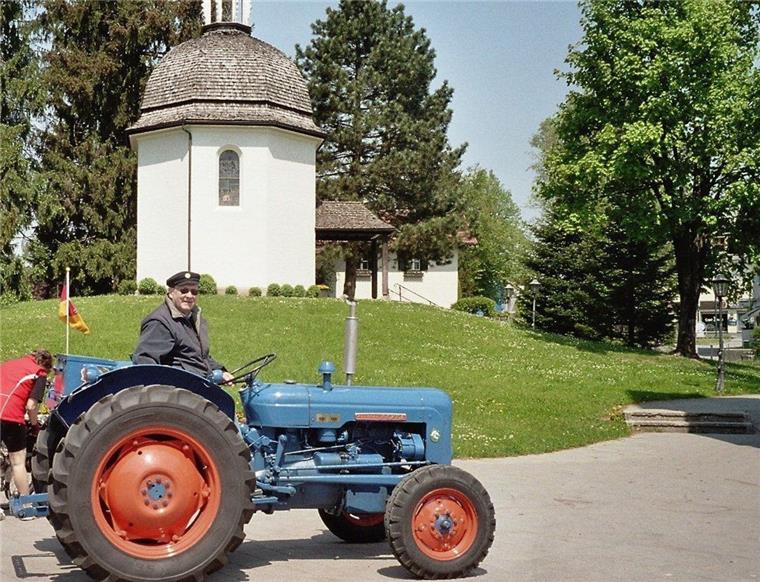 Zevener zuckelt mit dem Traktor durch Europa Diethard Friedrich steht mit dem Fordson Dexta vor der „Stille-Nacht-Kapelle“ im österreichischen Oberndorf. Die Deutschlandfahne mit dem Niedersachsenross am Heck des Traktors war immer dabei.