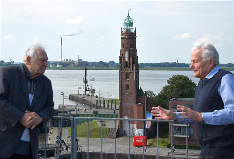 Dietrich Malchow (links freut sich auf die „Schulschiff Deutschland“. der 82-Jährige hat eine Spendenaktion für den Schulschiffverein angeschoben. Dessen Vorsitzender Claus Jäger freut sich über das Engagement und spricht über die Zukunft des Schiffs in der Seestadt.