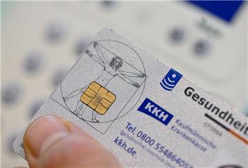 Eine elektronische Gesundheitskarte (eGK) wird in einer Apotheke für ein E-Rezept benutzt.