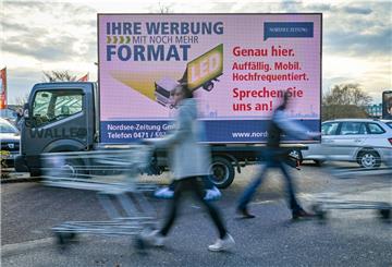 Der LED-Werbe-Truck auf dem Edeka-Parkplatz