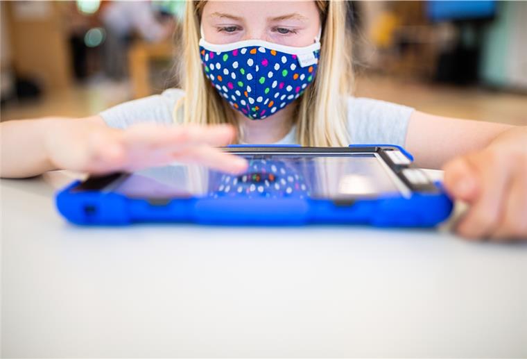 Digitalisierung im Cuxland kommt voran Digitalisierung an den Grundschulen in der Stadt Geestland. Schülerin Lara (7) aus Neuenwalde bedient ihr Tablet zum Lernen.