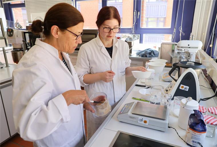 Dipl.-Ingenieurin Kirsten Buchecker (links) und Lisa Nitze arbeiten an zuckerreduzierten Bio-Lebensmitteln.