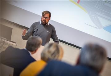 Diplom-Ingenieur Hendrik Pierer von der Bernard Gruppe, erläutert das Verkehrsgutachten.