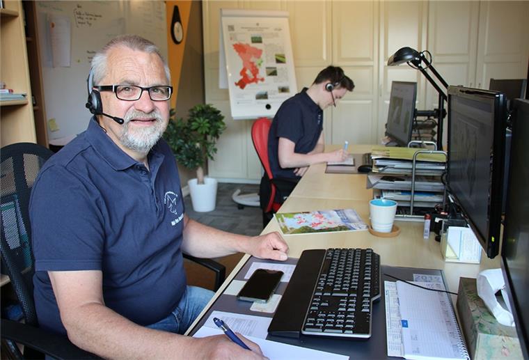 Labormobil kommt nicht nach Zeven Diplom-Physiker Harald Gülzow (links) und Milan Toups (rechts) beraten Brunnennutzer am Telefon.