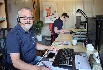 Diplom-Physiker Harald Gülzow (links) und Milan Toups (rechts) beraten Brunnennutzer am Telefon. 