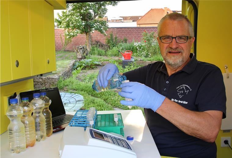 Diplom-Physiker Harald Gülzow untersucht eine Brunnenwasserprobe im Labormobil vom VSR-Gewäserschutz.