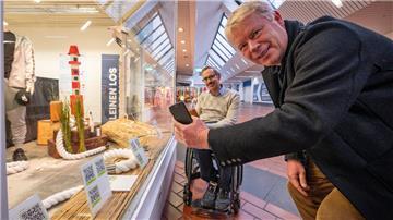 Direkt ins Internet: Benjamin Wagner vom Berg (links) und Ralf Meyer an dem neuen R3-Laden der Hochschule in der Passage am ehemaligen Karstadt-Gebäude.