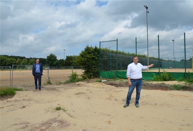 Stadt Geestland hilft den Vereinen mit rund 1,5 Millionen Euro Direkt neben den neuen Beachhandball-Feldern des TV Langen wird bald auch einAußenturnfeld entstehen. Darüber freuen sich Bürgermeister Thorsten Krüger (links) und CDU-Fraktionsvorsitzender Claus Seebeck.