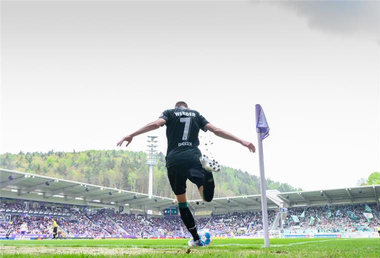 Nordduell: Werder gegen Wolfsburg gleich am ersten Bundesliga-Spieltag Bremens Marvin Ducksch tritt einen Eckstoß