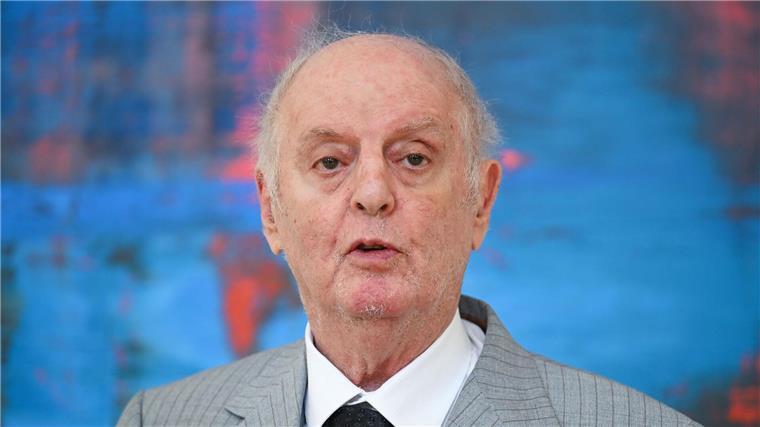 Barenboim über menschlichen Konflikt zwischen zwei Völkern Dirigent Daniel Barenboim bedankt sich nach der Feierlichen Enthüllung seines Ehrenbürgerporträts im Festsaal des Berliner Abgeordnetenhauses.