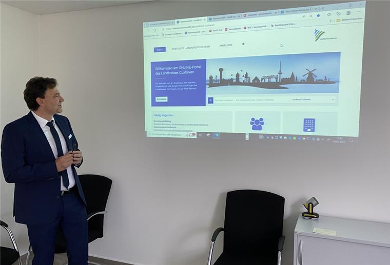 Digitales Service Portal von Kreis Cuxhaven und Kommunen startet Dirk Augustin, Leiter der Stabsstelle Organisationsentwicklungsplanung und Digitalisierung, zeigt das neue Onlineportal.