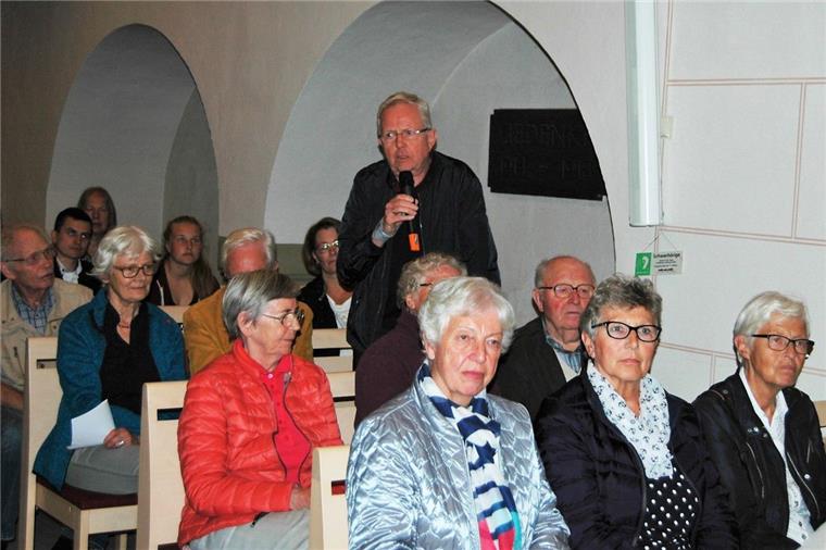 Altes Pfarrhaus in Zeven soll abgerissen werden Dirk Meschke stellt namens der Kirchenstiftung während der Gemeindeversammlung in der Kirche finanzielle Zuwendungen für den Neubau in Aussicht.