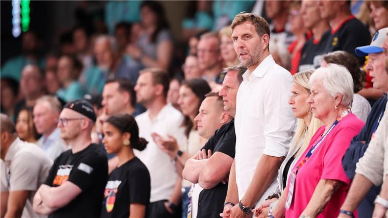 Nowitzki jubelt mit: Sieg für Basketballerinnen zum EM-Start Dirk Nowitzki verbrachte seinen Geburtstag beim Basketball.