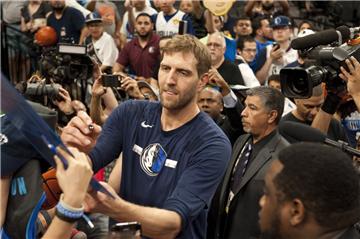 Dirk Nowitzki von den Dallas Mavericks gibt vor seinem letzten Spiel Autogramme.  