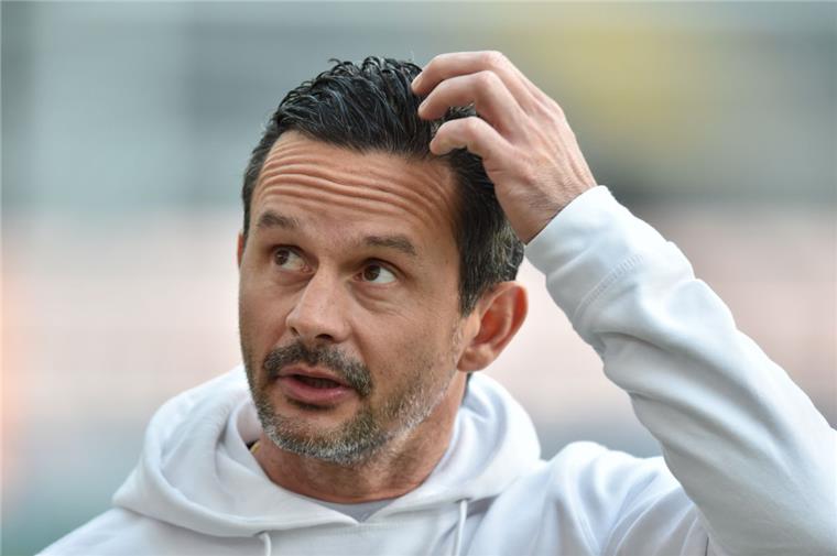 Bundesliga-Check: Der FC Augsburg muss zittern Dirk Schuster hat hoffentlich gut nachgedacht. In Augsburg erwartet den Trainer keine leichte Aufgabe.