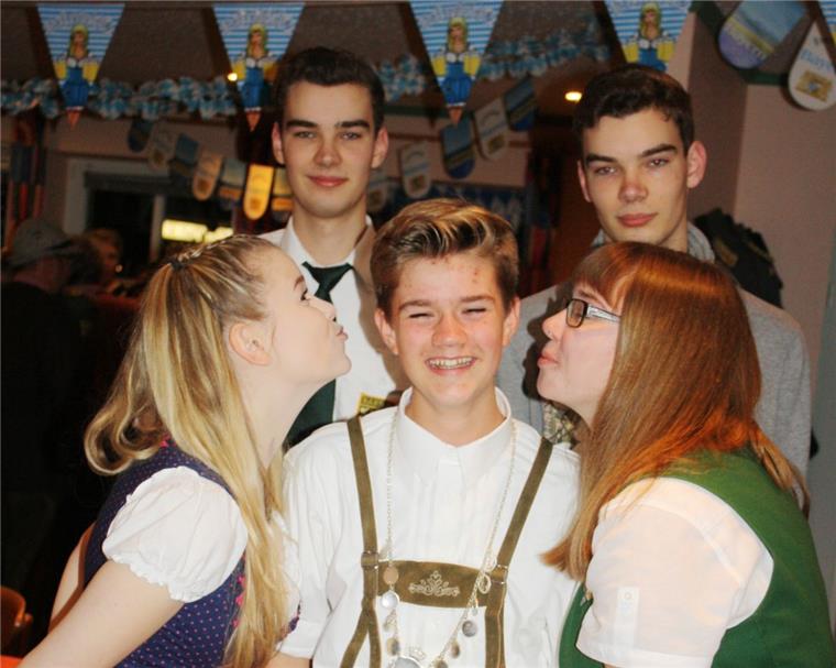 Kreis Rotenburg: Nartumer Schützen feiern Oktoberfest zum Saisonabschluss Dirk Witte (vorne Mitte) ist als Vereinsmeister bei den Nartumer Schützen der Hahn im Korb.