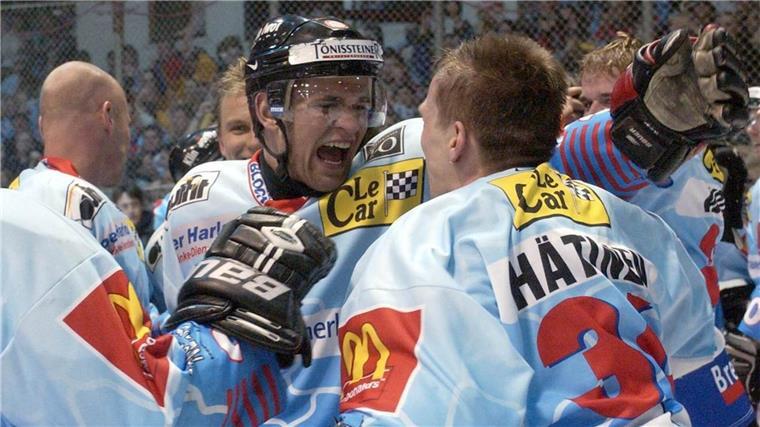 „4 gewinnt“: Darum werden die Fischtown Pinguins Meister Dirk Wrobel und der damalig REV-Torhüter Markus Hätinen feierten 2004 die Rückkehr der Pinguins in die 2. Bundesliga.