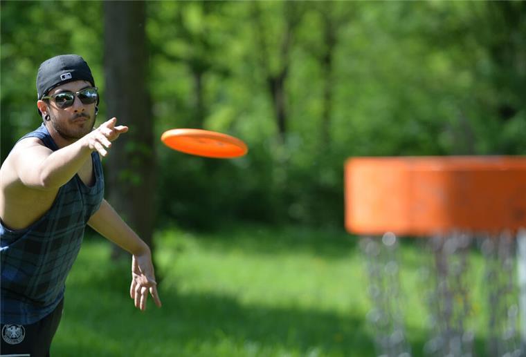 Im Bürgerpark werden ordentlich Scheiben geworfen - Und der Meister kommt Discgolf ist ein Kombination aus Golf und Frisbee.