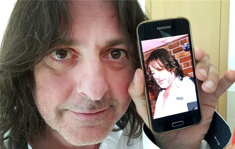 Geldstrafe für DJ-Auftritt in Polizeiuniform Diskjockey Theofilaktos Fitsos alias «DJ Theo» zeigt auf seinem Smartphone ein Foto von sich in Polizeiuniform.