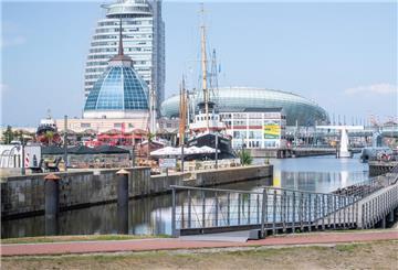 Historischer Fotovergleich 3: Museumshafen mit Blick Richtung Havenwelten.