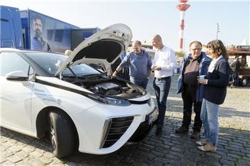 Diskutieren bei den Energietagen im Fischereihafen die Vorzüge von Wasserstoffautos (von links): Thomas Krohn, Michael Labetzke, Ulrich Pfau und Anne Claire Bunte.