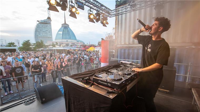 Große Stars und heiße Newcomer auf Bremerhavens Bühnen DJ Cas Paris legt am 11. März im Apollo auf.